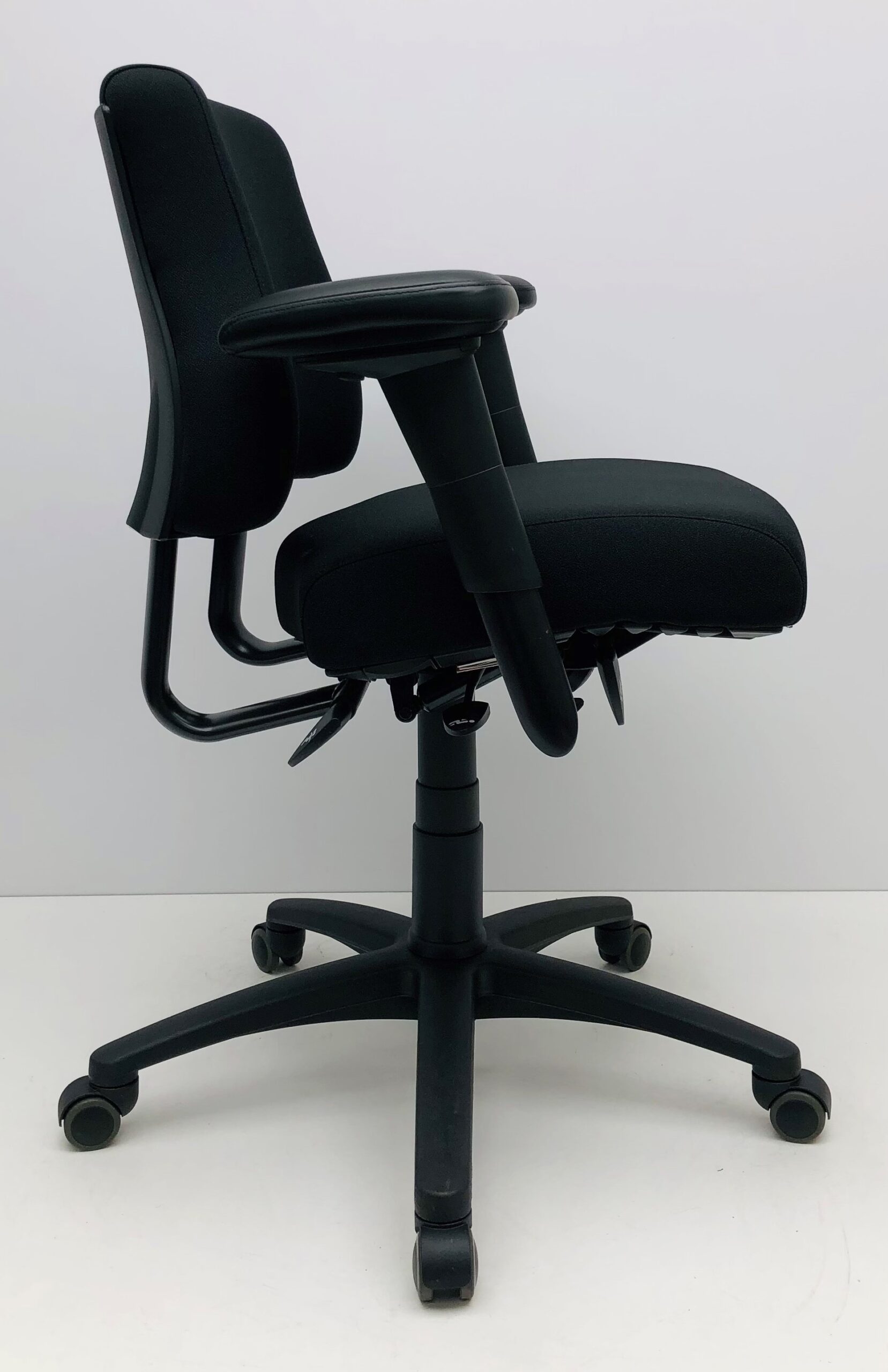 Bureaustoel BMA Axia Pro middelhoge rug zwart nieuwe stof