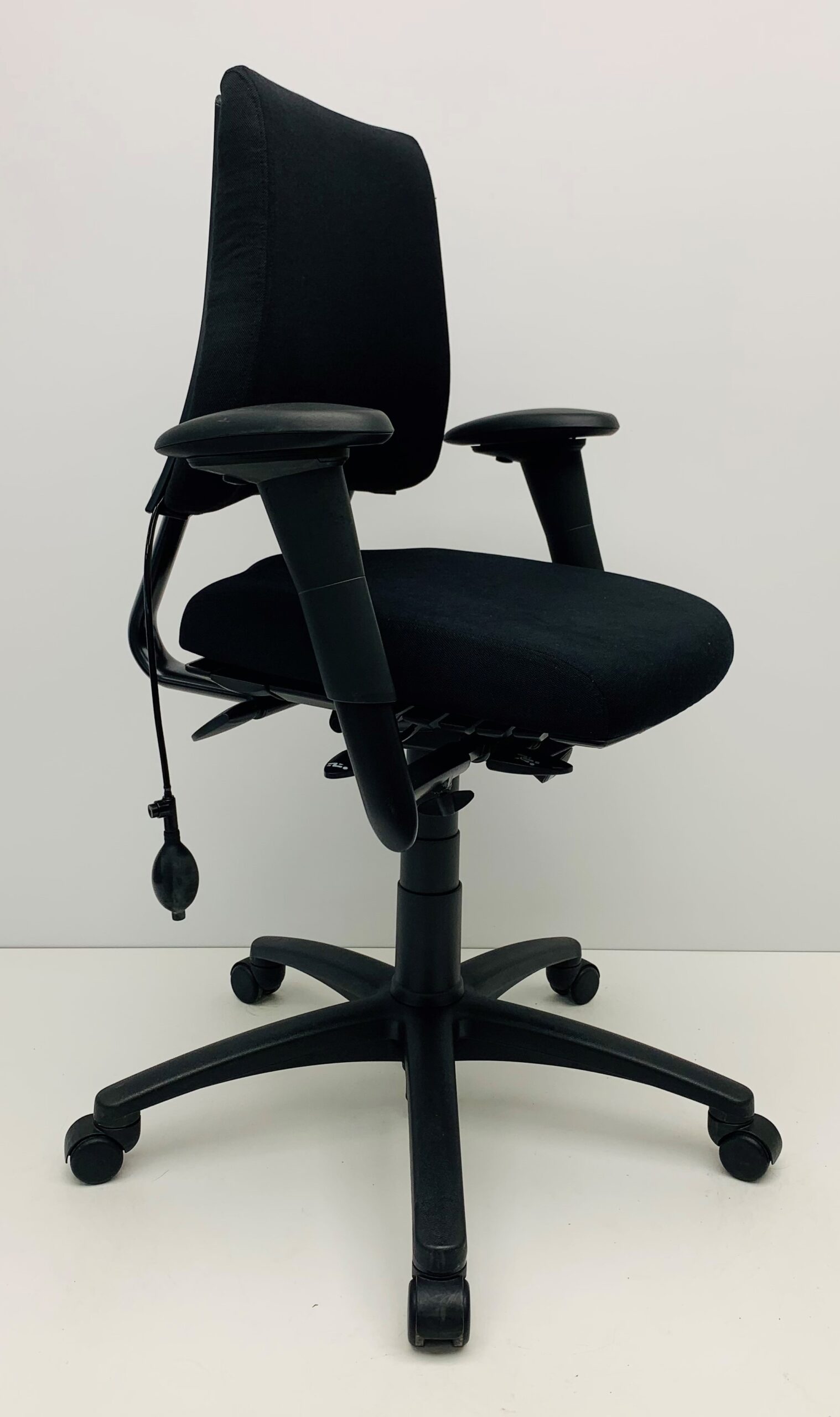 Bureaustoel BMA Axia Pro middelhoge rug zwart nieuwe stof