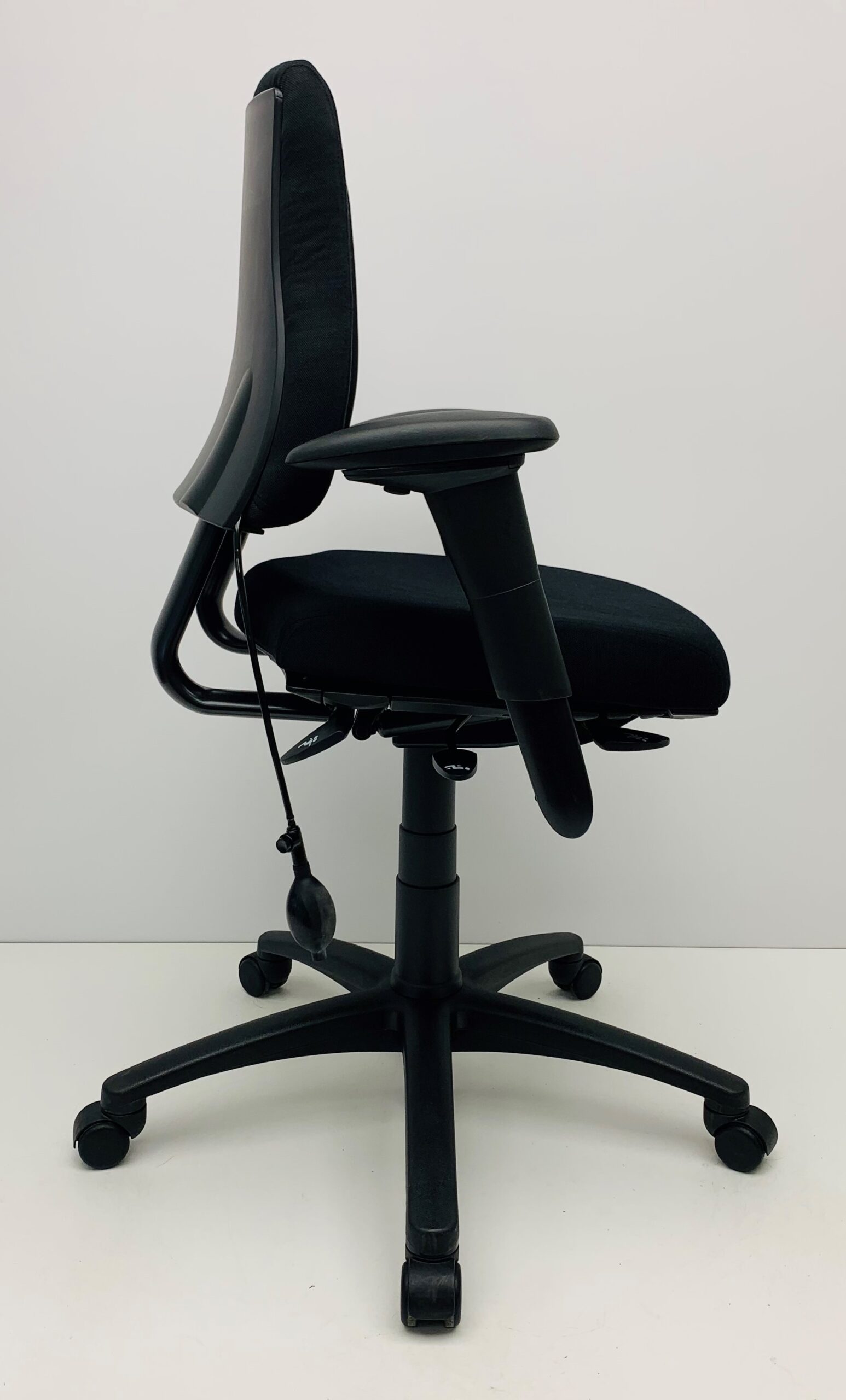 Bureaustoel BMA Axia Pro middelhoge rug zwart nieuwe stof