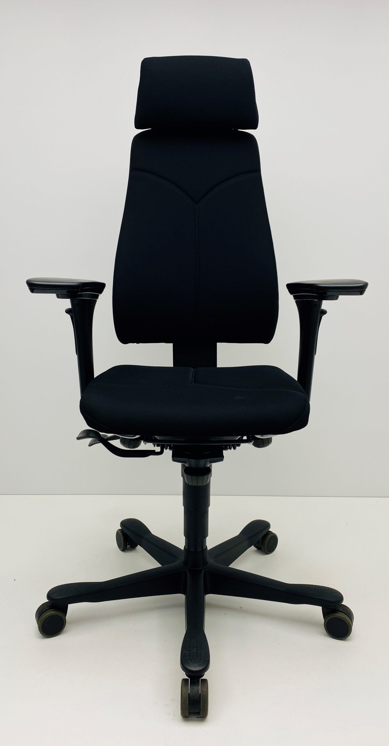 Kinnarps 6000 zwart nieuwe stof met hoofdsteun