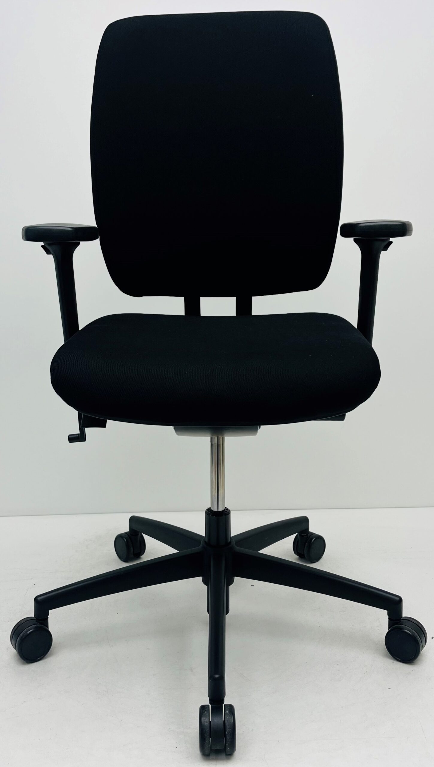 Bureaustoel Viasit Magnum zwart nieuwe stof zwart voetkruis