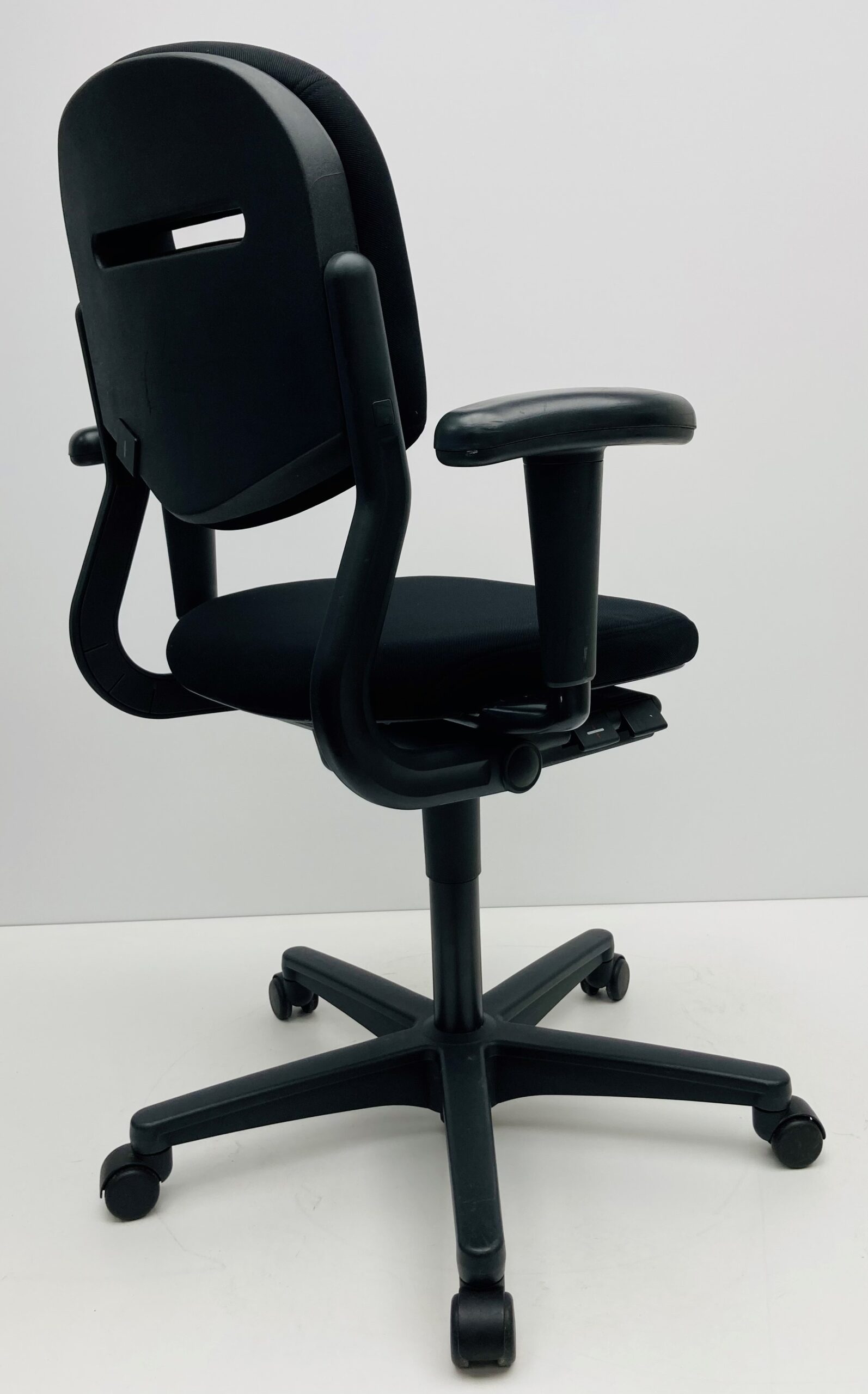 Bureaustoel Ahrend 220 middelhoge rug nieuwe stof