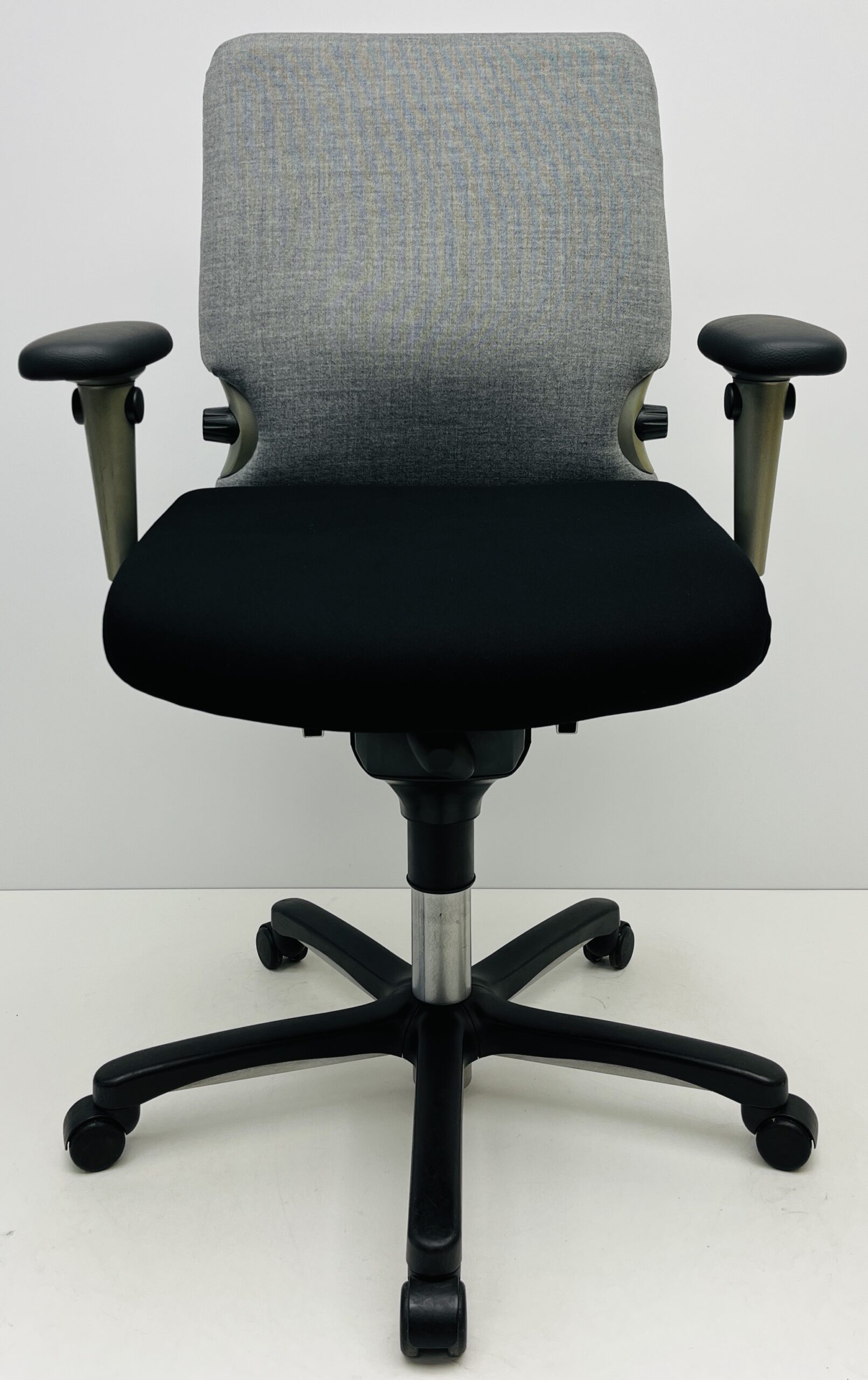 Bureaustoel Comforto 77 grijs zwart nieuwe stof