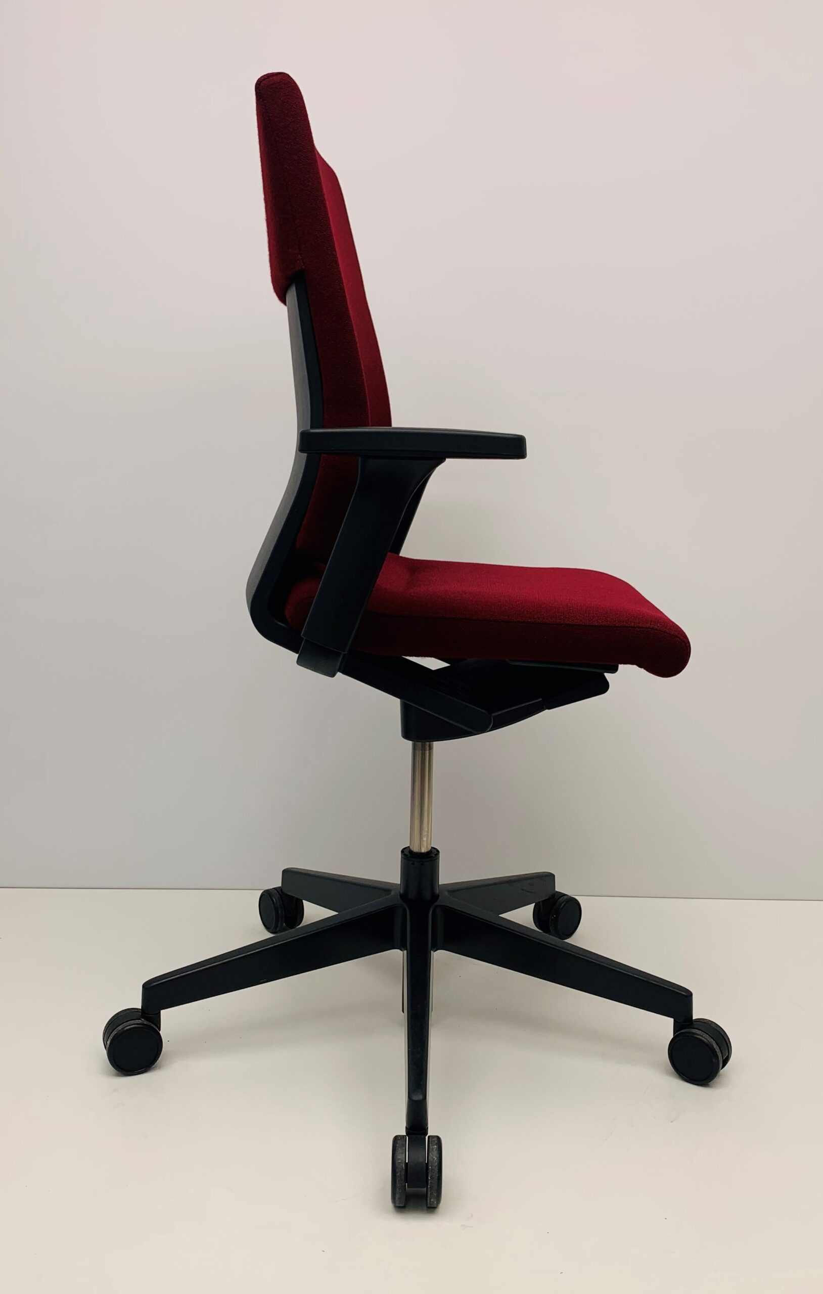 Bureaustoel Wilkhahn NEOS donker rood met armleggers
