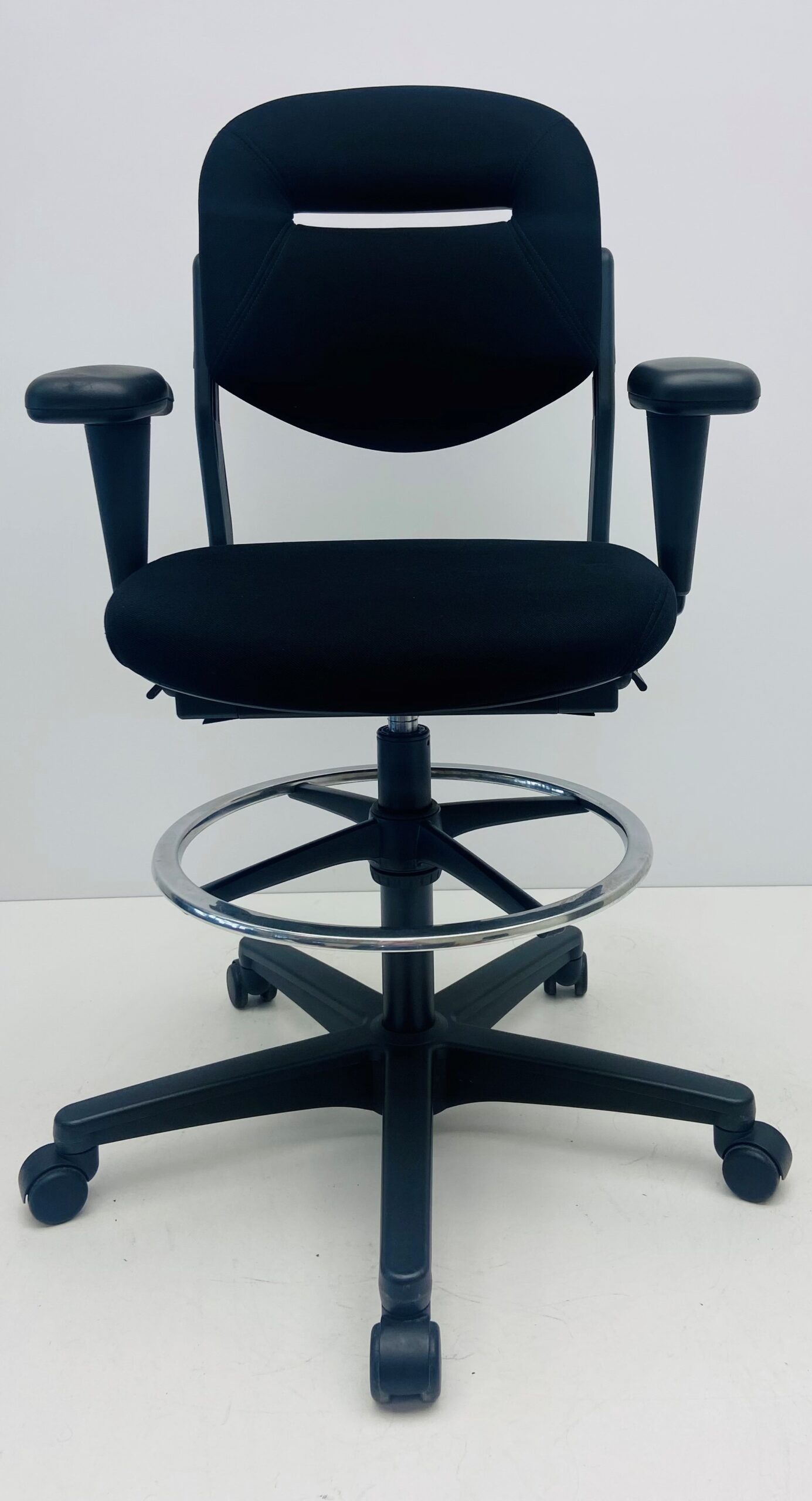 Loketstoel Ahrend 220 middelhoge rug nieuwe stof